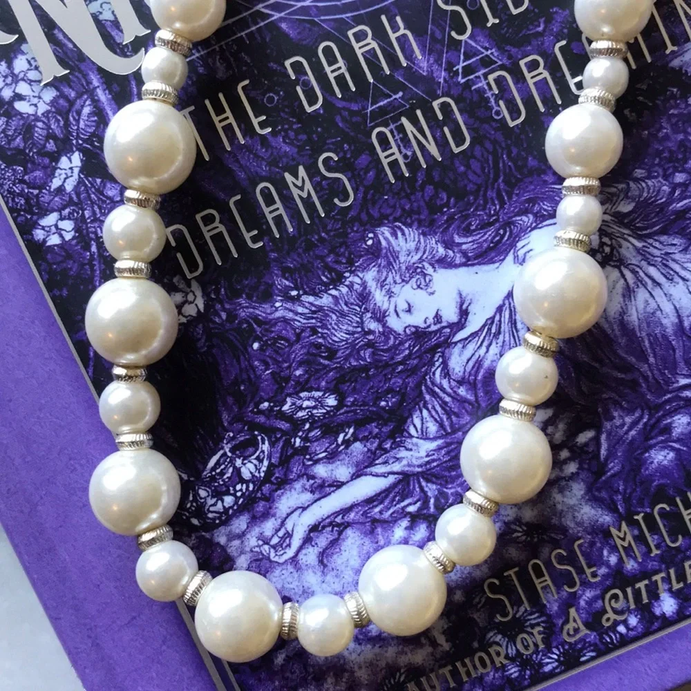 Faux pearl necklace - Picture 2 of 5